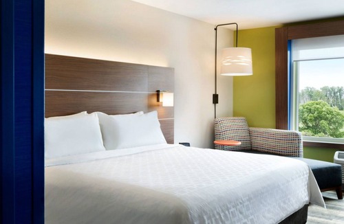 East Bloomington Hotel | Holiday Inn Express & Suites Mall of America - MSP Airport by IHG