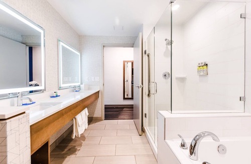 West Edmonton Hotel | Holiday Inn Express & Suites West Edmonton - Mall Area by IHG