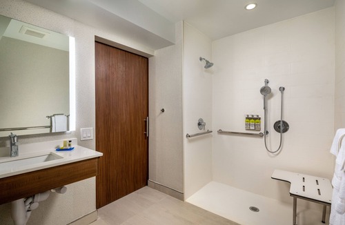 Chatsworth Hotel | Holiday Inn Express & Suites Chatsworth by IHG