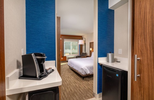 Chatsworth Hotel | Holiday Inn Express & Suites Chatsworth by IHG