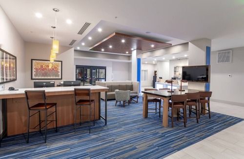 Crosswoods Hotel | Holiday Inn Express & Suites Columbus - Worthington by IHG