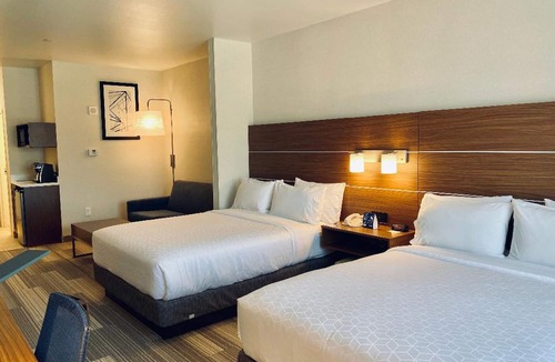 Beaumont Hotel | Holiday Inn Express & Suites Beaumont - Oak Valley by IHG