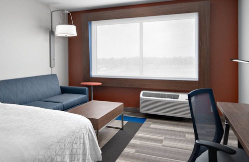 Elkhorn Hotel | Holiday Inn Express & Suites Elkhorn - Lake Geneva Area by IHG