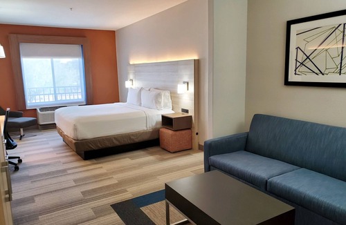 Glendale Sports and Entertainment District Hotel | Holiday Inn Express & Suites Phoenix - Glendale Sports Dist by IHG