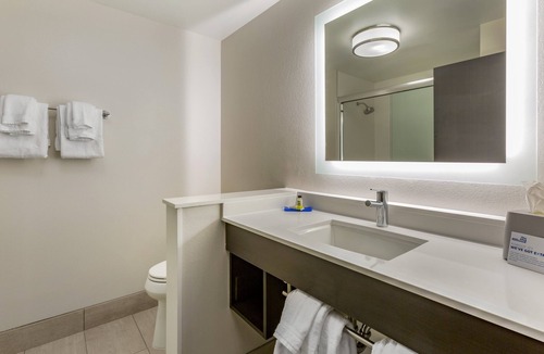 Governmental Mall Hotel | Holiday Inn Express & Suites Phoenix Dwtn - State Capitol by IHG