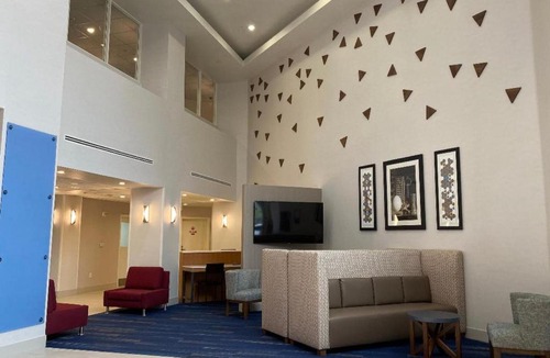 Beaumont Hotel | Holiday Inn Express & Suites Beaumont - Oak Valley by IHG