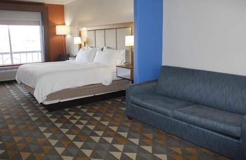 Beloit Hotel | Holiday Inn Express & Suites - Beloit by IHG