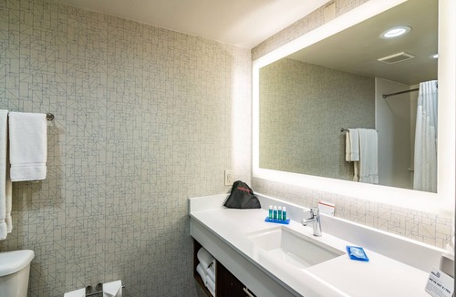 Camarillo Hotel | Holiday Inn Express & Suites Camarillo by IHG