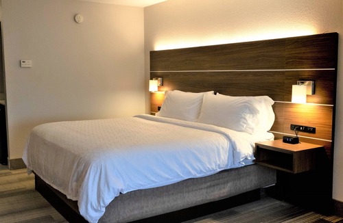 Douglas Hotel | Holiday Inn Express & Suites Douglas by IHG