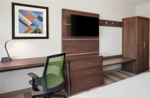 Hermantown Hotel | Holiday Inn Express & Suites Duluth North - Miller Hill by IHG