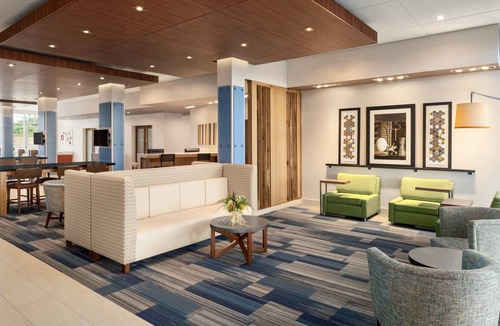 Hermantown Hotel | Holiday Inn Express & Suites Duluth North - Miller Hill by IHG