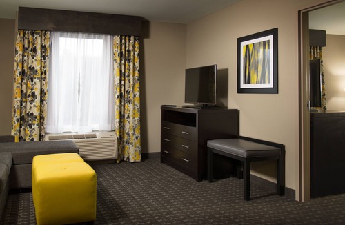 Madison Hotel | Holiday Inn Express & Suites Madison Central by IHG