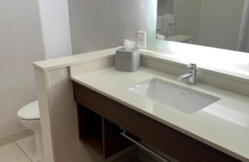 Mobile Hotel | Holiday Inn Express & Suites Mobile - University Area by IHG