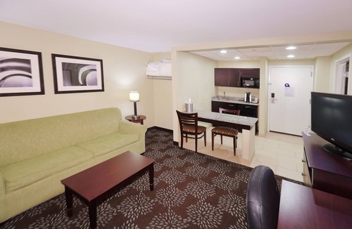 Green Tree Hotel | Holiday Inn Express & Suites Pittsburgh West - Greentree by IHG