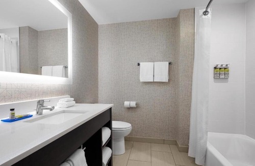 Queens Hotel | Holiday Inn Express & Suites Woodside LaGuardia Airport