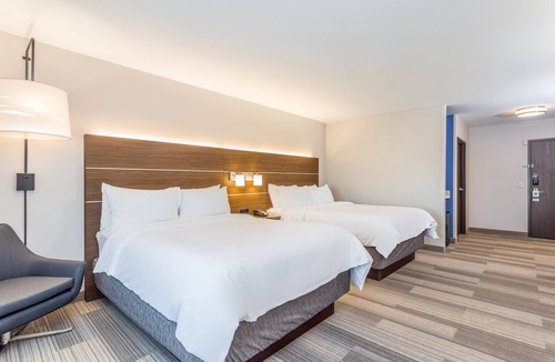 Lake Hallie Hotel | Holiday Inn Express & Suites Eau Claire North by IHG