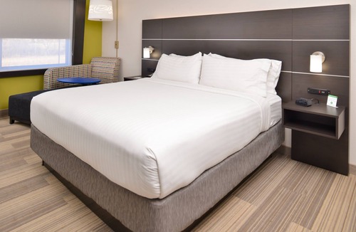 Lee's Summit Hotel | Holiday Inn Express & Suites Kansas City - Lee's Summit by IHG