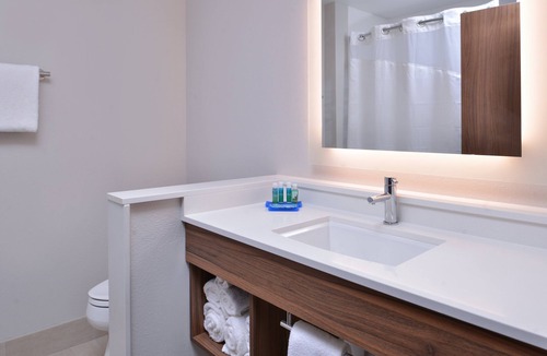Marshalltown Hotel | Holiday Inn Express & Suites Marshalltown by IHG