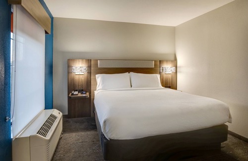 Lake Arbor Hotel | Holiday Inn Express I-95 Capitol Beltway-Largo by IHG