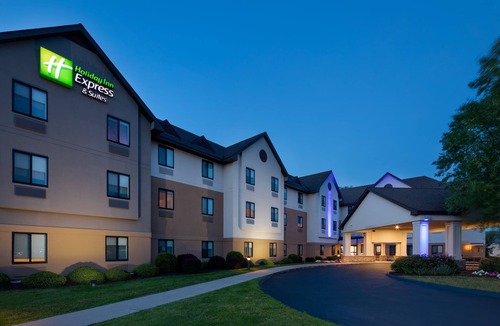 Windsor Locks Hotel | Holiday Inn Express & Suites Bradley Airport by IHG