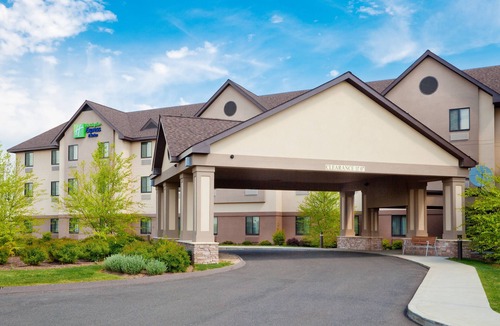 Windsor Locks Hotel | Holiday Inn Express & Suites Bradley Airport by IHG