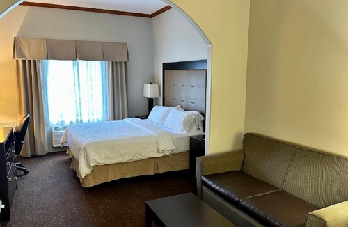 Pleasant Valley Hotel | Holiday Inn Express Vancouver North by IHG