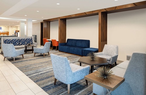 Pleasant Valley Hotel | Holiday Inn Express Vancouver North - Salmon Creek by IHG