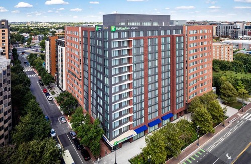 Mount Vernon Triangle Hotel | Holiday Inn Express Washington DC Downtown by IHG