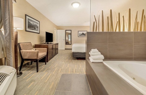 South Lethbridge Hotel | Holiday Inn Lethbridge by IHG