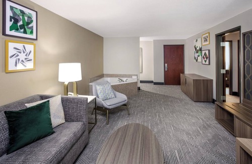 Quincy Hotel | Holiday Inn Quincy East by IHG