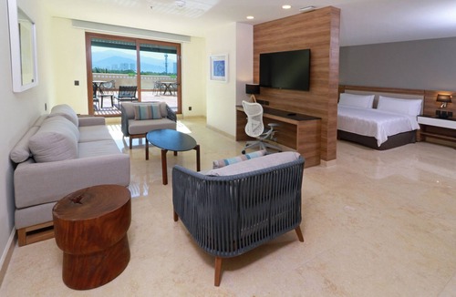 Puerto Vallarta Hotel | Holiday Inn & Suites Puerto Vallarta Marina & Golf by IHG