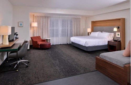 Farmington Hills Hotel | Holiday Inn & Suites Farmington Hills - Detroit NW by IHG