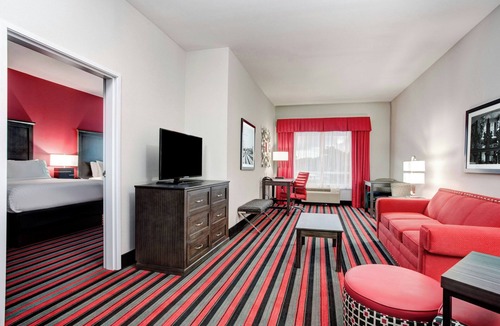 Lafayette Hotel | Holiday Inn & Suites Lafayette North by IHG