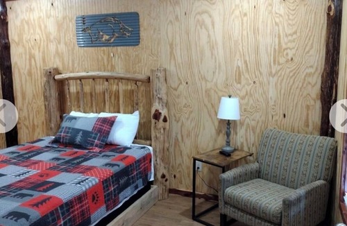 Mountain View Cabin | Holiday Mountain Resort Creek Cabin 1, Relaxing 3-bedroom cabin on the Sylamore