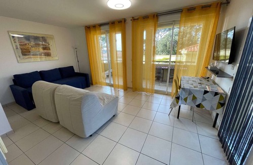 Le Brusc Apartment | Holiday rentals in Six-fours with swimming pool and private parking and 800m from the beach
