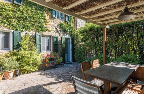 Nozanno Apartment | Holiday Studio 'Abbacca-là Appartamento 2' with Shared Pool and Wi-Fi