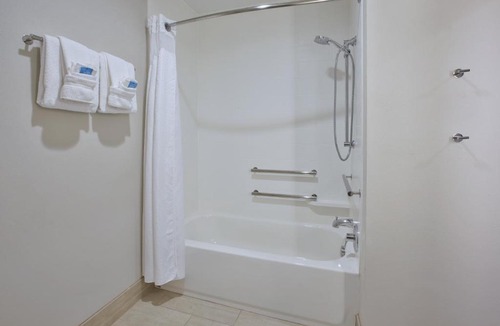Parkersburg Hotel | Holiday Inn Express & Suites - Parkersburg East by IHG