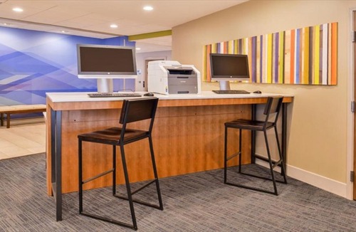 Parkersburg Hotel | Holiday Inn Express & Suites - Parkersburg East by IHG