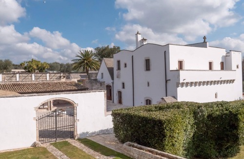 Putignano Villa | holiday vacation large villa rental italy, apulia, puglia, near bari, pool, wi-fi, air conditioning, luxury, short term