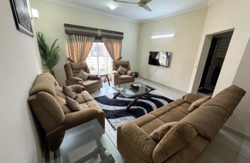 Karachi District Bed & Breakfast | Holidazzle Villa