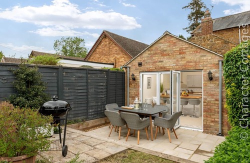 Sibford Gower Cottage | HOLLY COTTAGE (MIDDLE TYSOE), pet friendly, with open fire in Tysoe