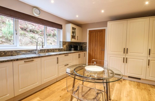 Spean Bridge Cottage | HOLLY HOUSE, family friendly, with hot tub in Spean Bridge