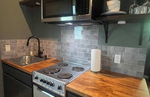 Holly Apartment | Holly Studio walkable to Downtown, bars, SXSW