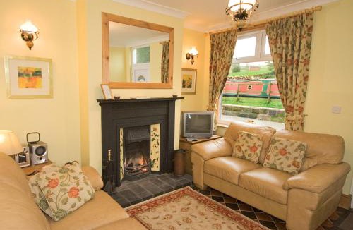 Cheddleton House | Hollybush Cottage - E2800