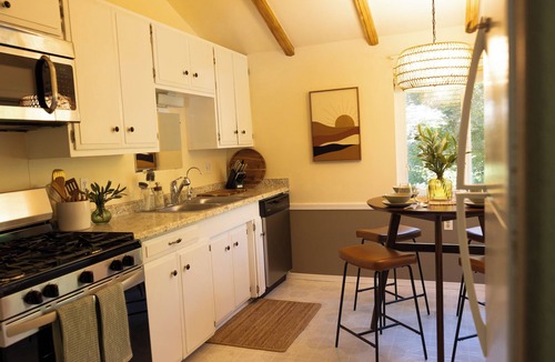 Cedar Ridge Cottage | Hollydale House: Comfortable House with a Hot Tub and Seasonal Pool!