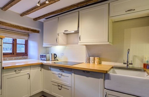 Hook Norton Cottage | HOLLYTREE COTTAGE, pet friendly, with a garden in Hook Norton