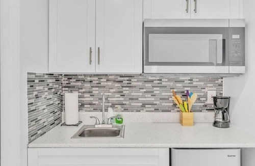 Royal Poinciana House | Hollywood 2-Bed Studio Near Beach & Hard Rock