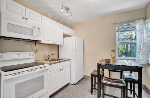 North Beach Apartment | Hollywood Beach StudioBath w Free Parking 1