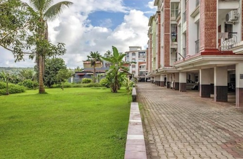 Sinquerim Apartment | Hollywood Studio Free OTT 1KM to Beach Pool