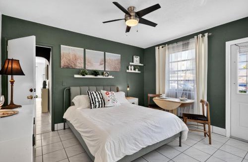 Royal Poinciana Apartment | Hollywood Studio